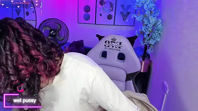 Snapshot of Theia_moon chatting on September 29, 1:38 pm Theia moon online show from September 29, 1:38 pm