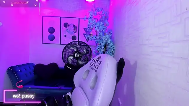 Snapshot of Theia_moon chatting on October 6, 1:28 pm Theia moon online show from October 6, 1:28 pm