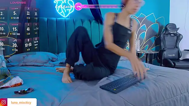 Snapshot of Lunamistyc chatting on October 11, 7:49 pm Lunamistyc online show from October 11, 7:49 pm