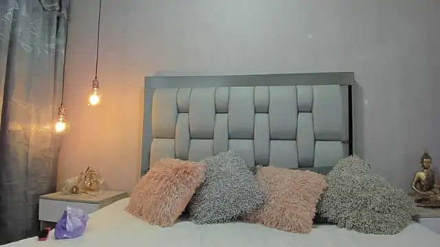 Snapshot of AshleyHill2 chatting on October 21, 3:21 am AshleyHill2 online show from October 21, 3:21 am