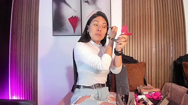 Snapshot of Ella_Rousse chatting on October 22, 1:05 pm Ella Rousse online show from October 22, 1:05 pm