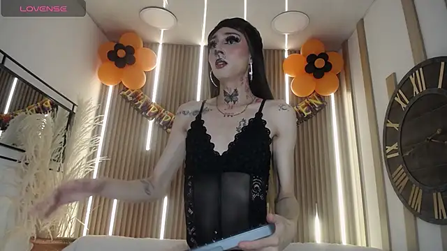 Snapshot of Aniie_Doll chatting on October 15, 8:44 pm Aniie Doll online show from October 15, 8:44 pm