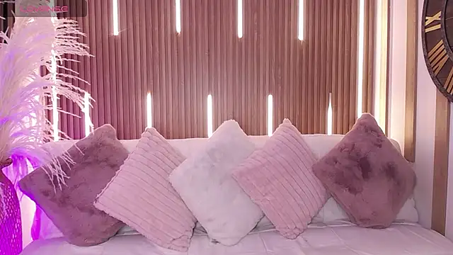 Aniie Doll online show from December 3, 9:06 pm