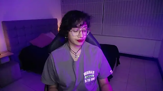 Lili Gomez  online show from October 13, 1:36 pm