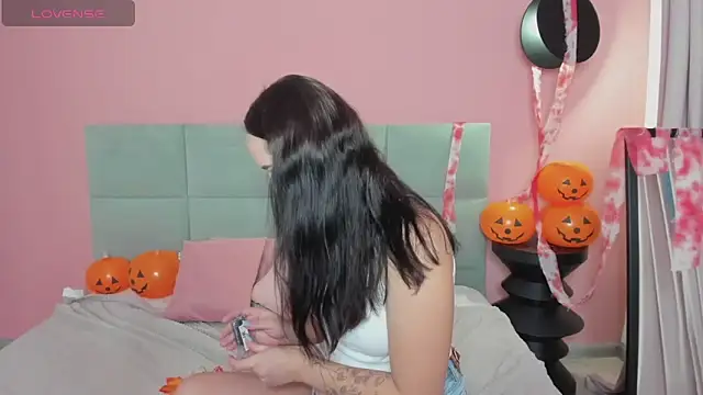 Snapshot of BeatriceReeves chatting on October 17, 1:42 am BeatriceReeves online show from October 17, 1:42 am