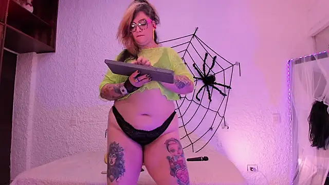 Snapshot of poisson_ivy chatting on October 18, 10:33 pm poisson ivy online show from October 18, 10:33 pm