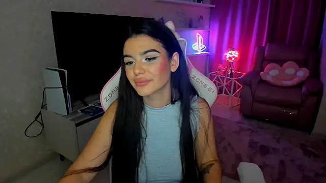 Snapshot of AlluringAriel chatting on October 2, 8:25 pm AlluringAriel online show from October 2, 8:25 pm