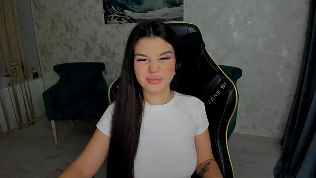 Snapshot of AlluringAriel chatting on October 19, 7:38 pm AlluringAriel online show from October 19, 7:38 pm