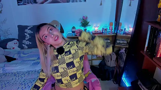 cuteweed420 online show from April 10, 11:11 pm