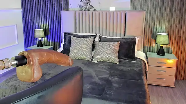 Lillyortiz online show from June 5, 8:15 pm