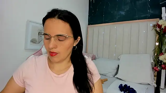 Snapshot of africa_holmes chatting on October 2, 1:43 am africa holmes online show from October 2, 1:43 am