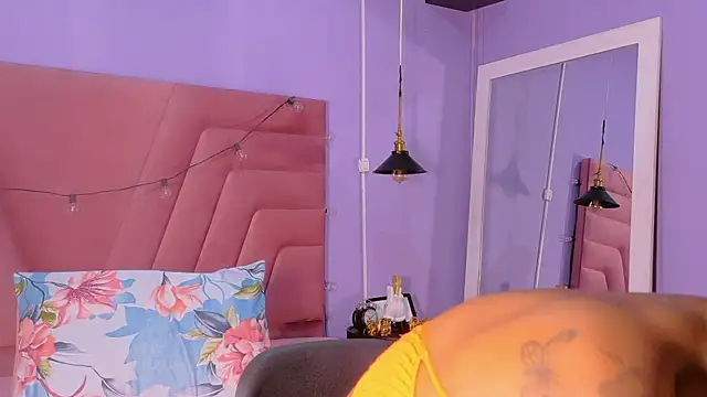 Snapshot of kinkyandsavage chatting on October 18, 8:21 pm kinkyandsavage online show from October 18, 8:21 pm