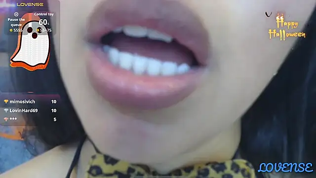 Snapshot of Roxan_Fox- chatting on November 1, 5:44 am Roxan Fox- online show from November 1, 5:44 am