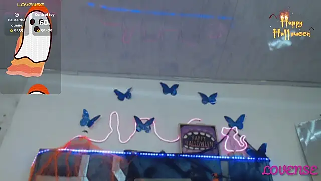 Snapshot of Roxan_Fox- chatting on October 24, 1:45 am Roxan Fox- online show from October 24, 1:45 am