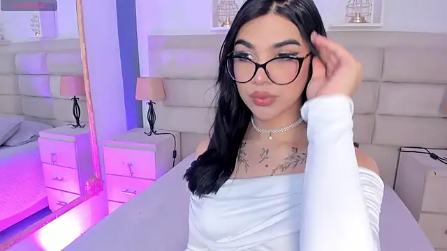 Snapshot of RoseCassie chatting on October 3, 1:27 pm RoseCassie online show from October 3, 1:27 pm