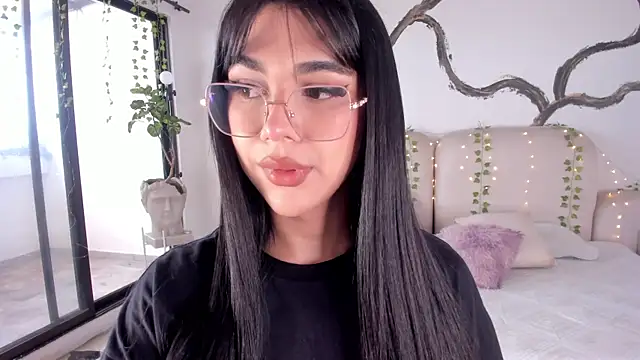 Snapshot of RoseCassie chatting on October 28, 1:50 pm RoseCassie online show from October 28, 1:50 pm