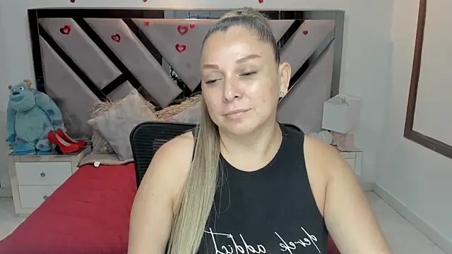 Snapshot of natalia5560 chatting on October 18, 1:58 pm natalia5560 online show from October 18, 1:58 pm