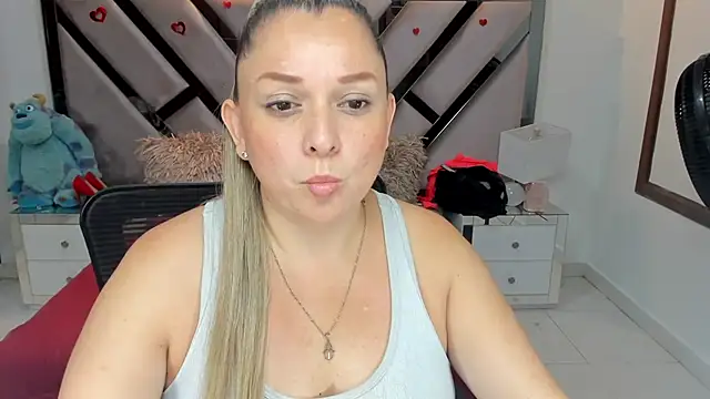 Snapshot of natalia5560 chatting on October 14, 2:08 pm natalia5560 online show from October 14, 2:08 pm