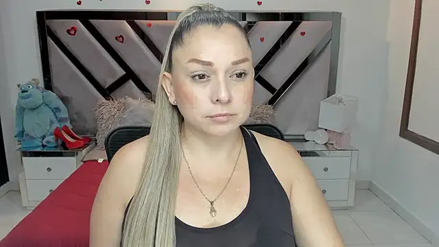 Snapshot of natalia5560 chatting on October 20, 1:03 pm natalia5560 online show from October 20, 1:03 pm