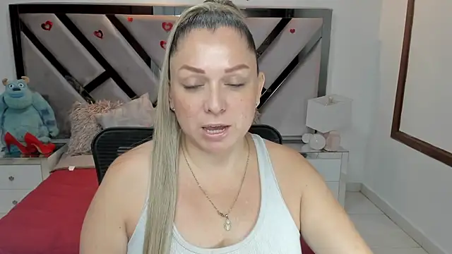 Snapshot of natalia5560 chatting on October 27, 1:39 pm natalia5560 online show from October 27, 1:39 pm