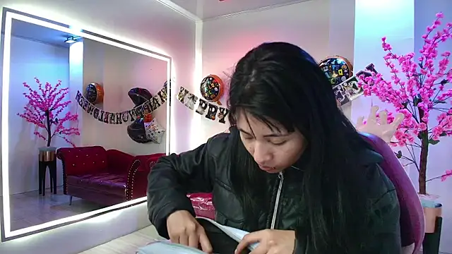 Snapshot of Leia_queens chatting on October 27, 11:17 am Leia queens online show from October 27, 11:17 am