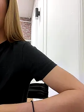 KiraMyers online show from October 23, 4:40 am