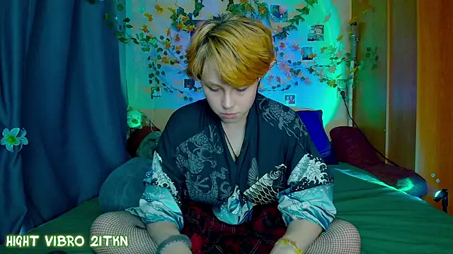 TrickyKitsune online show from October 4, 1:28 pm