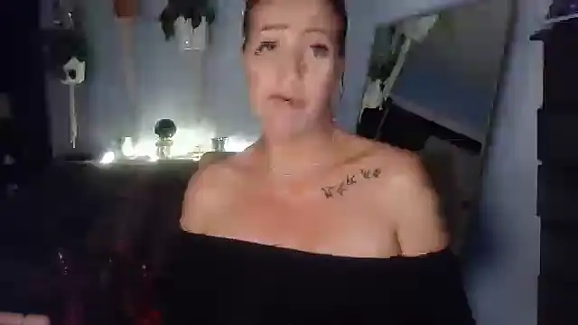 Snapshot of AlessasRoom chatting on October 18, 9:01 am AlessasRoom online show from October 18, 9:01 am