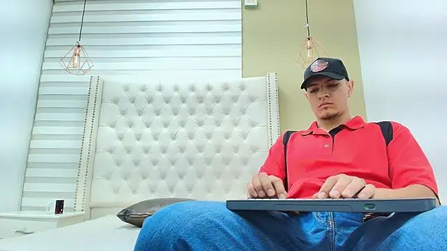 DAVID VICTORIAA online show from December 16, 1:17 pm