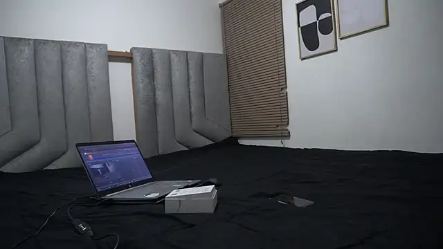 BIGFEETWOMAN99 online show from March 31, 1:00 pm