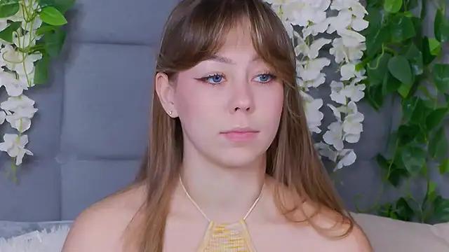 Snapshot of TheEmma chatting on October 18, 8:28 am TheEmma online show from October 18, 8:28 am