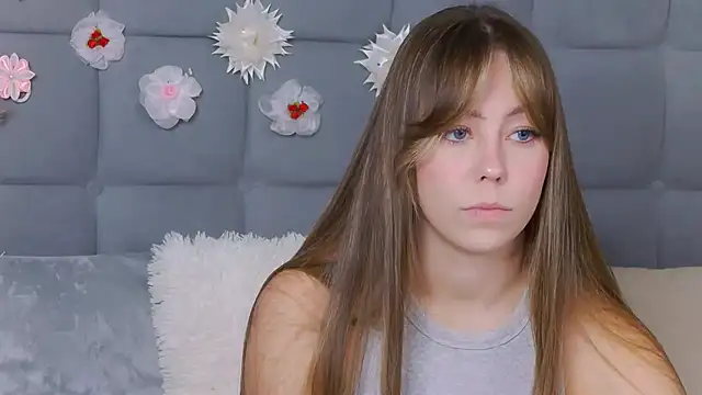 Snapshot of TheEmma chatting on October 10, 6:29 am TheEmma online show from October 10, 6:29 am