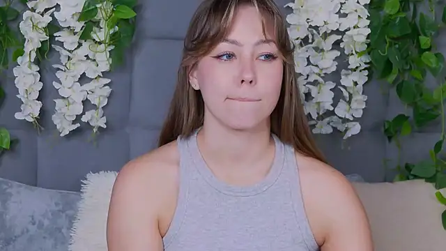 Snapshot of TheEmma chatting on October 16, 8:17 am TheEmma online show from October 16, 8:17 am