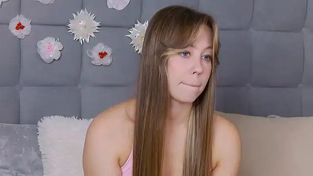 Snapshot of TheEmma chatting on October 4, 12:44 pm TheEmma online show from October 4, 12:44 pm