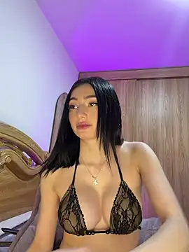 Maddy Jones online show from April 3, 1:36 am