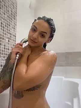 Snapshot of NNNoire chatting on October 29, 9:35 am NNNoire online show from October 29, 9:35 am