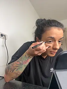 Snapshot of NNNoire chatting on October 26, 8:10 am NNNoire online show from October 26, 8:10 am