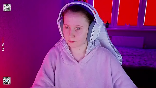 mon lola online show from April 24, 1:25 pm