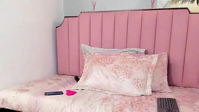 Snapshot of KarenSims chatting on October 13, 1:36 pm KarenSims online show from October 13, 1:36 pm