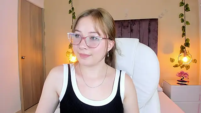 Dahlia Rousse online show from September 27, 8:38 pm