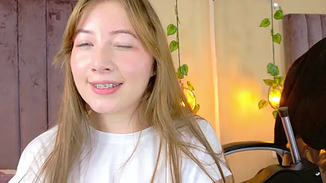 Dahlia Rousse online show from March 1, 6:02 am