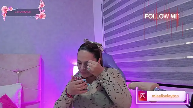 Snapshot of Elise-Leyton chatting on October 1, 3:06 pm Elise-Leyton online show from October 1, 3:06 pm