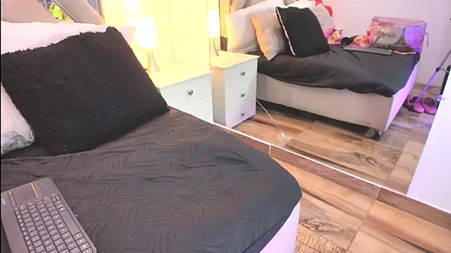 raquell moore online show from March 31, 5:13 pm