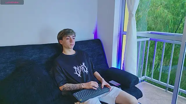 Snapshot of ethan_and_ava chatting on October 10, 12:32 pm ethan and ava online show from October 10, 12:32 pm