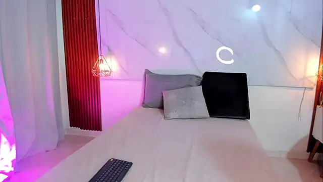 isabella zc online show from December 18, 7:51 pm