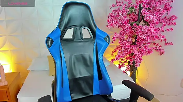 Snapshot of adarna13_ chatting on October 9, 7:40 pm adarna13  online show from October 9, 7:40 pm