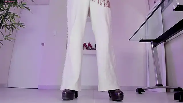 hannah howeell   online show from February 9, 9:44 am