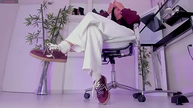 hannah howeell   online show from November 11, 9:39 am