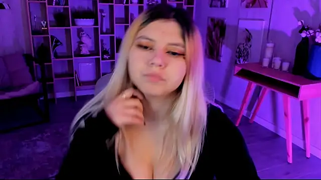 DiaAngell online show from October 7, 7:51 pm