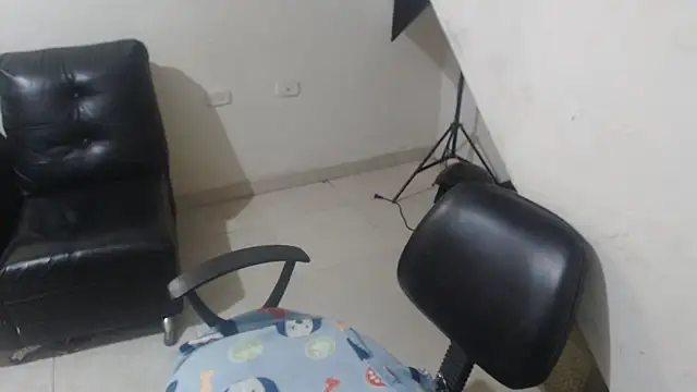 Snapshot of Yohis_Kiut25 chatting on November 2, 2:37 am Yohis Kiut25 online show from November 2, 2:37 am